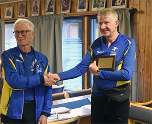 Peder mottager utmärkelsen från Peter Ljungström